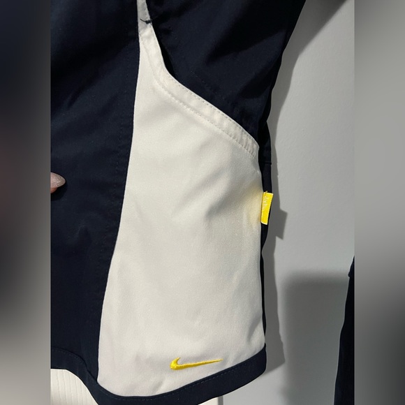 NIKE jacket. Worn a hand full of times. Super light and fits to your body nice! - Picture 3 of 4